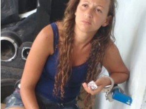 Mulher é presa em flagrante com objetos e droga que levava na marmita para o marido 