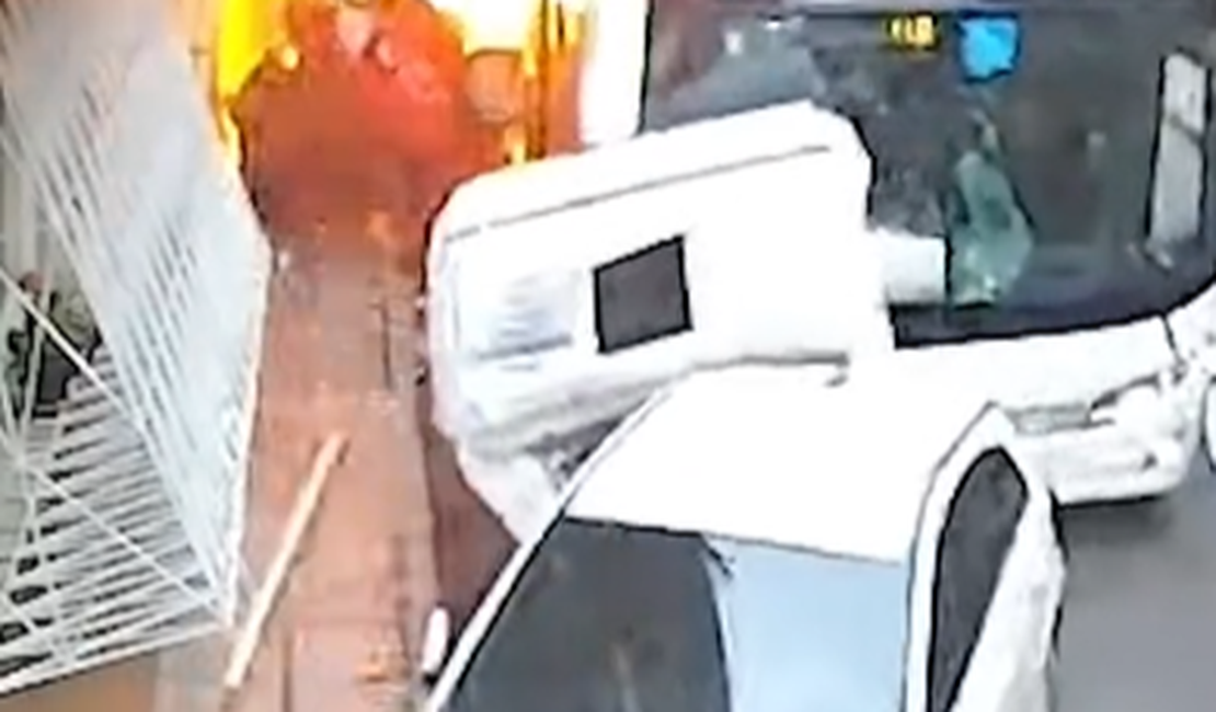 Ônibus desgovernado colide em carros e causa incêndio em Porto Alegre-RS