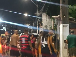 Mulher suspeita de envolvimento com tráfico é baleada nas costas no bairro Jacintinho