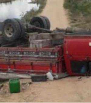 Sem freios, caminhão desgovernado capota em ladeira no Sertão