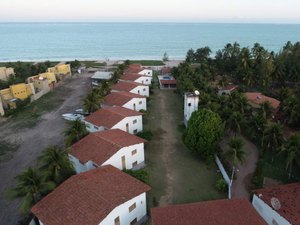 Carro colide em poste e fiação elétrica no chão causa perigo aos pedestres