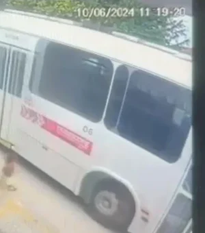 [Vídeo] Câmera de segurança flagra momento em que criança 'foge' e quase é atropelada