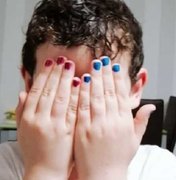Menino criticado por pintar as unhas recebe apoio incrível na Internet