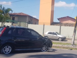 Colisão entre carro e poste deixa homem ferido e Santa Amélia sem energia