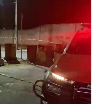 Passageiro de moto é morto a tiros após ser perseguido por carro no bairro Farol, em Maceió