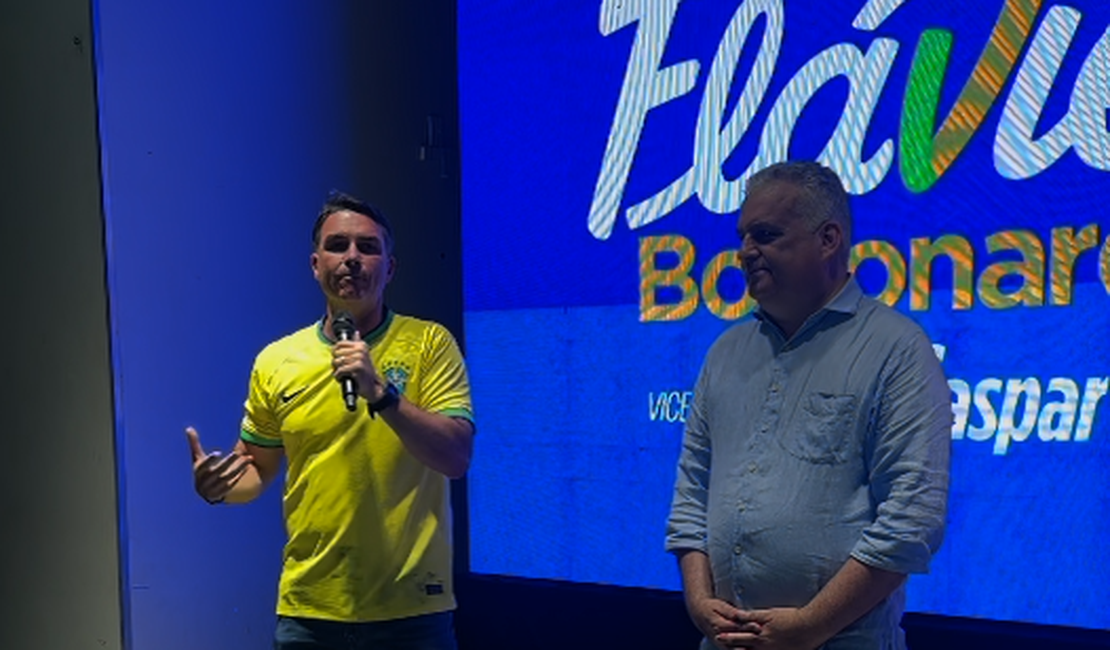 [Vídeo] Flávio Bolsonaro se reúne com empresários arapiraquenses e fala em redução de juros