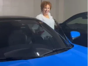 “Véia da Porsche” ama carros de luxo e celebra conquistas com as “máquinas”