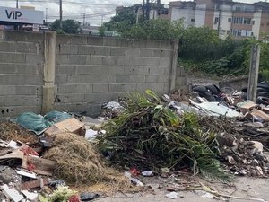 [Vídeo] Descarte irregular de lixo próximo a creche preocupa moradores do Feitosa