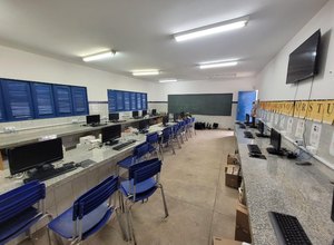 Educação entrega mais 60 novos computadores às escolas da rede municipal de ensino