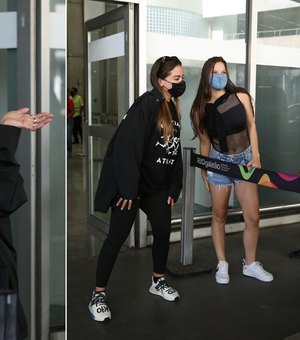 Anitta desembarca no Rio e atende fãs na saída do aeroporto