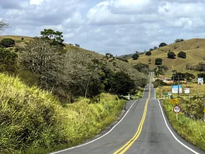 Grave acidente entre motocicletas deixa três feridos durante Carnaval em Viçosa