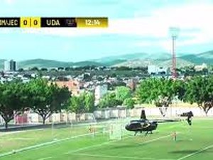 Helicóptero invade campo de futebol na Bahia e interrompe partida com time de Alagoas