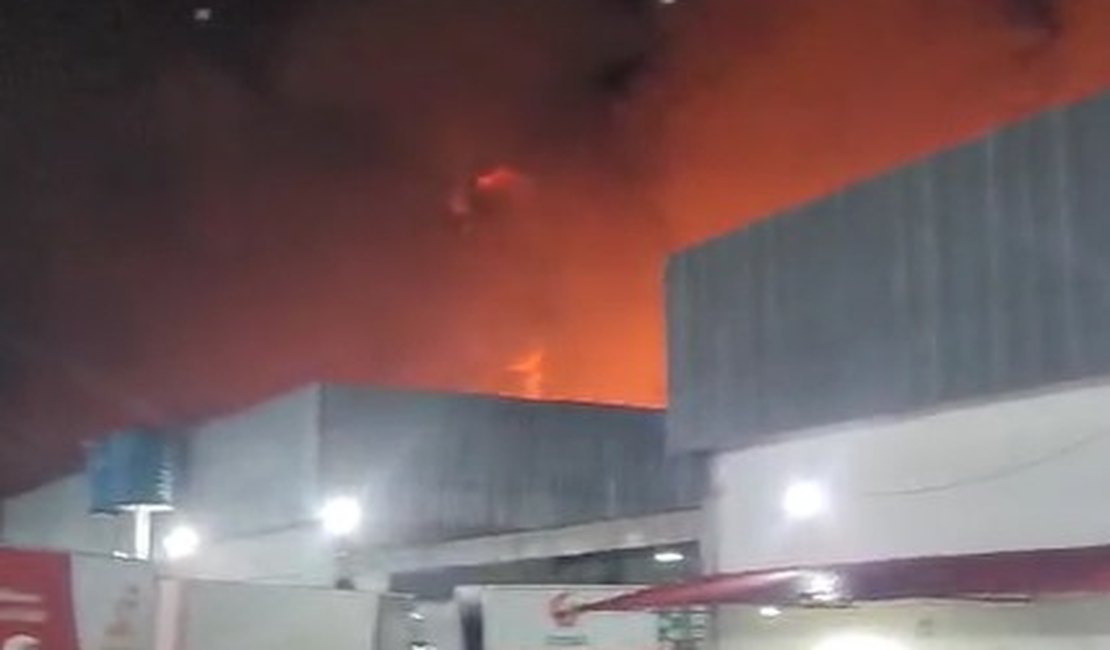 Defesa Civil interdita parcialmente galpão de fábrica atingido por incêndio no Distrito Industrial