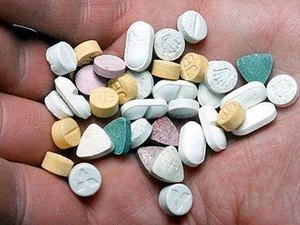 Dupla é presa com mais de mil comprimidos de LSD em condomínio em Maceió