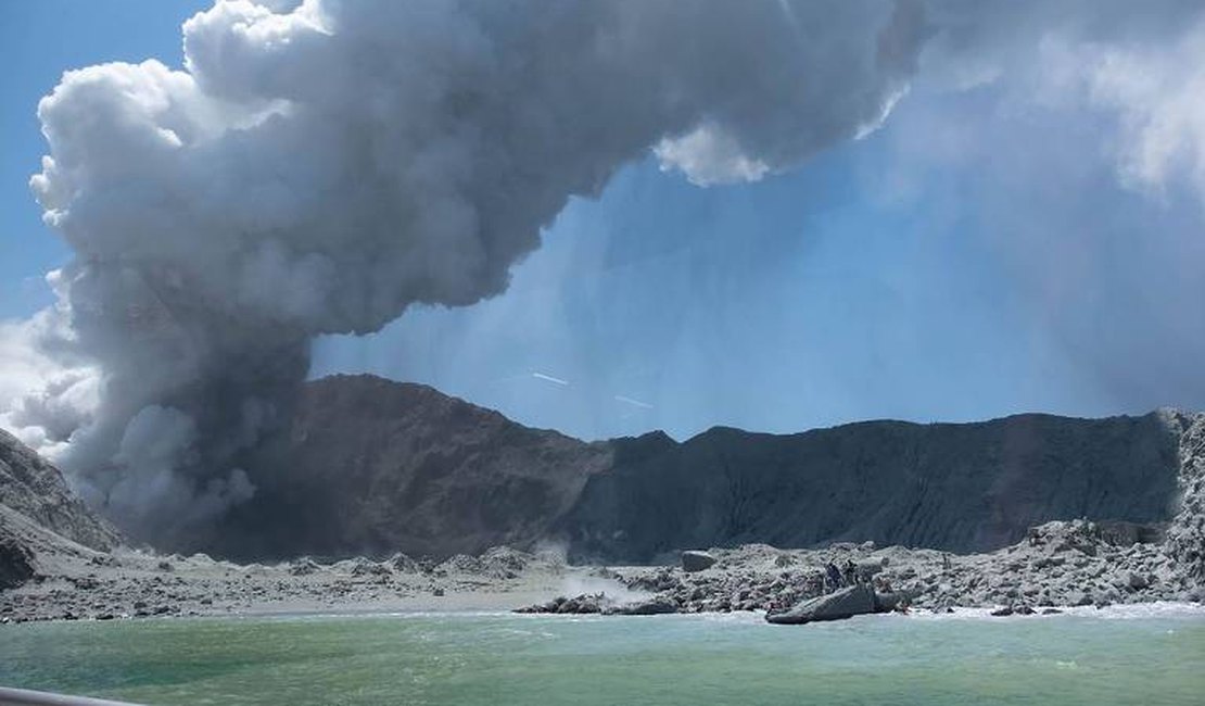 Vulcão em ilha turística na Nova Zelândia entra em erupção e deixa mortos