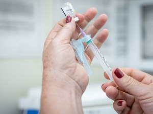 Saúde pede a grupos prioritários que receberam AstraZeneca que tomem vacina bivalente