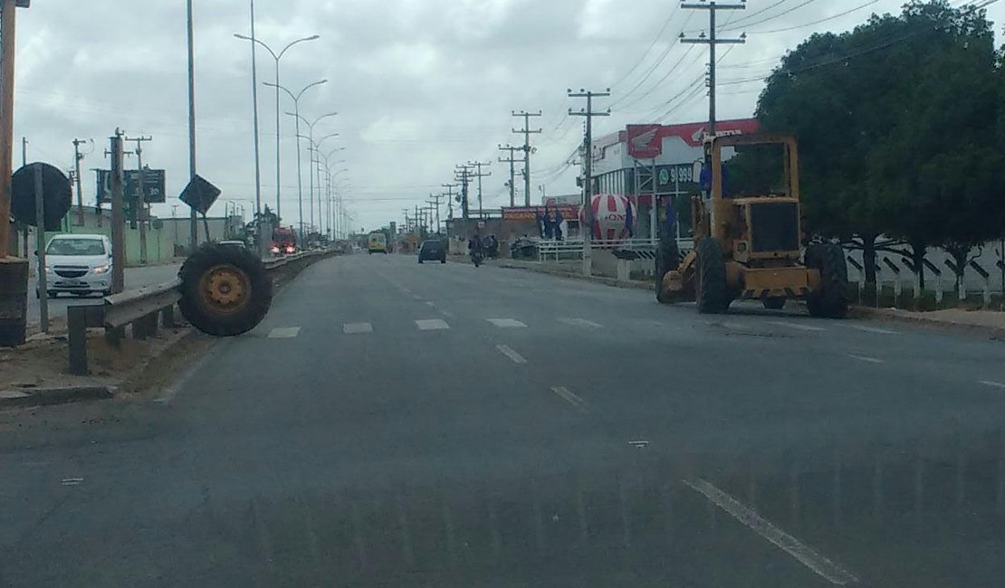 Pneu se desprende de motoniveladora em rodovia estadual de Arapiraca