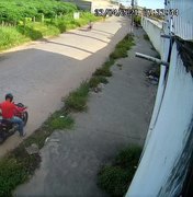 [Vídeo] Câmeras de segurança flagram assalto a pedestre, em Arapiraca