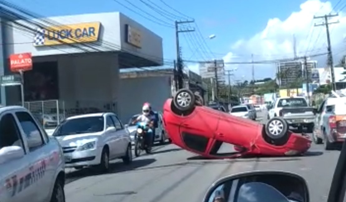 Veículo capota em colisão na Avenida Gustavo Paiva