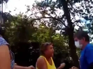 Idosa se recusa a usar máscara e chama fiscais de “moleques”