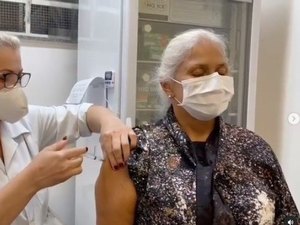 Aos 64 anos, Fafá de Belém toma 1ª dose da vacina contra covid