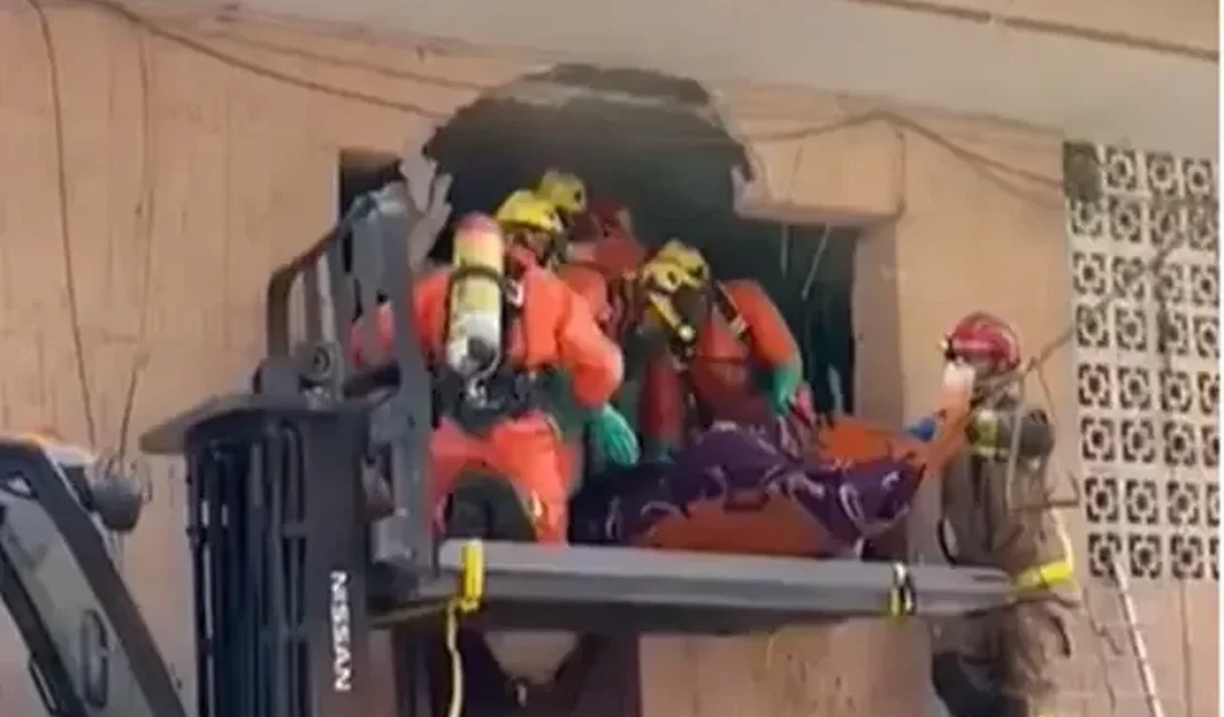[Vídeo] Bombeiros resgatam homem de 250 kg em 'montanha' de lixo na Espanha