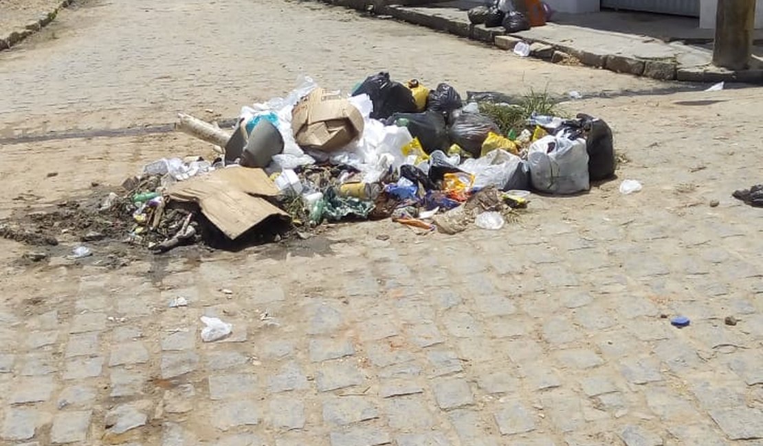 Moradores de Matriz de Camaragibe reclamam do excesso de lixo nas ruas