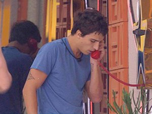 Felipe Prior atende o Big Fone e garante mais uma semana no BBB 20