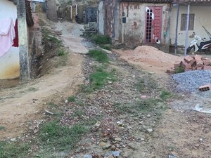 Maragogi: esgoto incomoda moradores da Rua do Cemitério