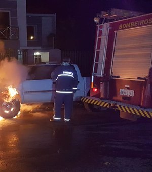 Caminhonete pega fogo na zona rural de Delmiro Gouveia