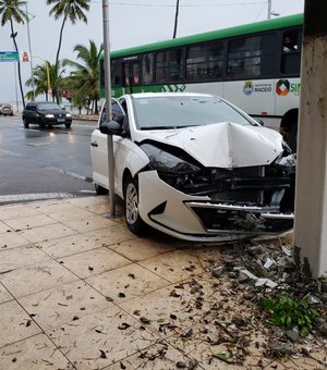 Motorista perde o controle e colide em poste na Ponta Verde