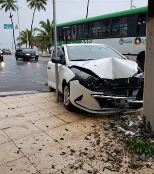 Motorista perde o controle e colide em poste na Ponta Verde