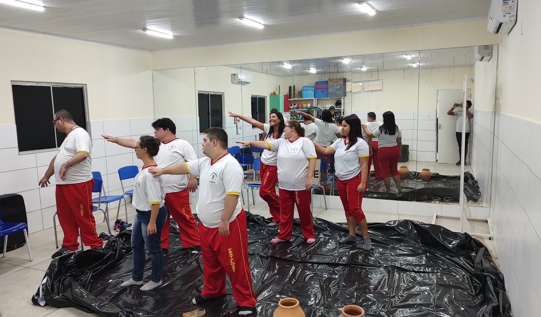 [Vídeo] Projeto da Associação Pestalozzi quebra rótulos e barreiras no palco do teatro