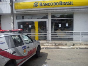 Bandidos explodem agência de Banco do Brasil de Água Branca