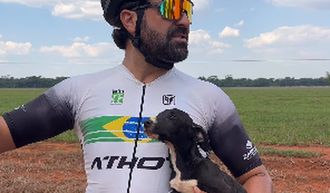 Ciclista resgata cãozinho com sede em estrada de Goiás e viraliza