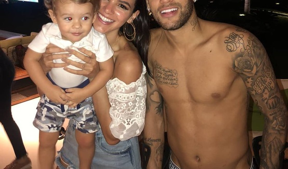 Bruna Marquezine e Neymar posam com bebê e fãs pedem: 'Providenciem um'