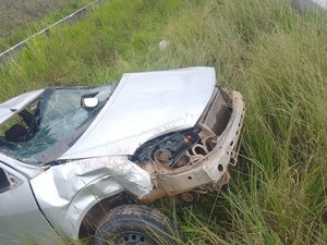 Capotamento deixa dois feridos na zona rural de Joaquim Gomes
