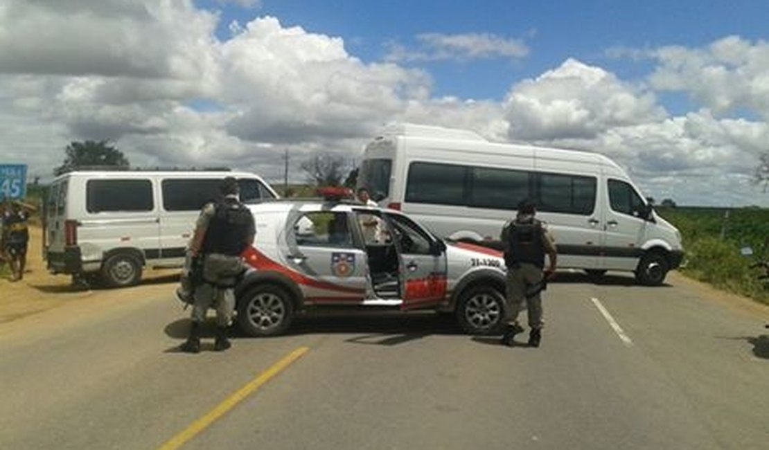 Motoristas complementares bloqueiam rodovia