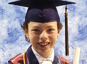 Menino de 12 anos vai se formar no Ensino Médio e na faculdade na mesma semana