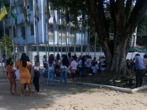 Grupo evangélico de familiares de reeducandos se reúne em frente ao Palácio