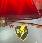 PM apreende duas espingardas e 130 munições durante ações em Maceió e Pilar