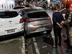 Mulher é presa por embriaguez ao volante após bater em carro estacionado na Jatiúca