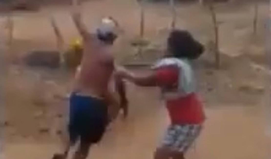 [Vídeo] Homem tenta matar parente e leva pauladas de populares em Taquarana