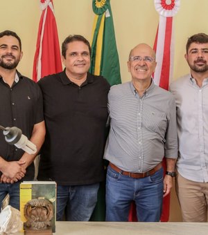 Prefeito Ronaldo Lopes empossa três novos gestores de secretarias municipais