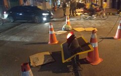 Carreta derruba semáforo no Centro de Arapiraca