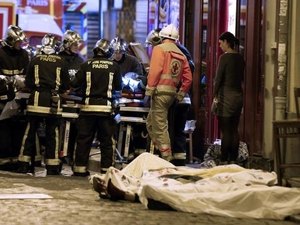 Franceses lembram um ano dos ataques terroristas em Paris