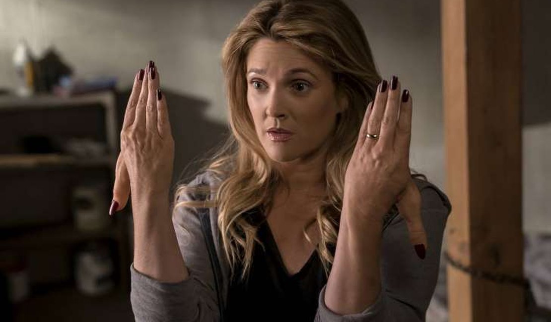 Drew Barrymore é zumbi profissional em trailer de ‘Santa Clarita’