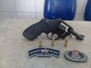 Jovem é preso com revólver com numeração raspada na Chã do Bebedouro 