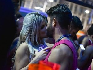 Ex-BBB Júlia Nunes beija muito em camarote