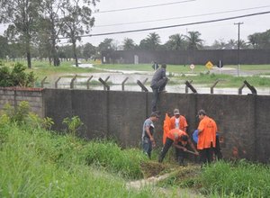 Ufal abre muro para escoar águas do Sistema Penitenciário